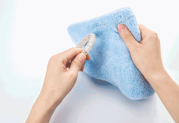 银手镯为什么变黑有的不变色,怎么让发黄变黑的银手镯光亮如新