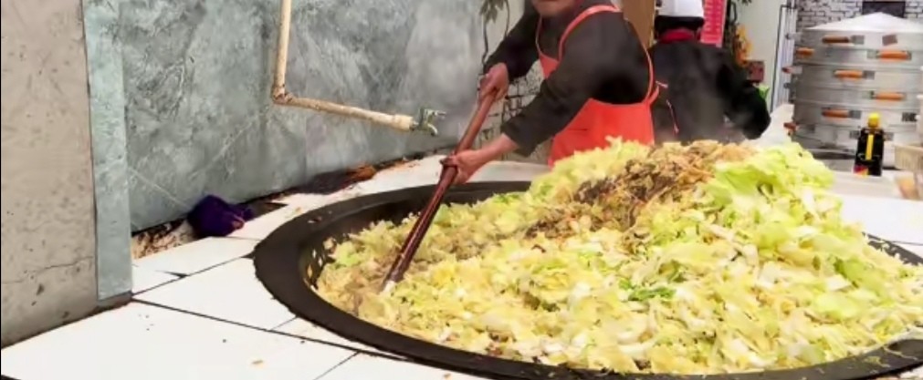 河南濮阳小伙第一锅大烩菜在哪儿,濮阳一天卖出上万碗烩菜