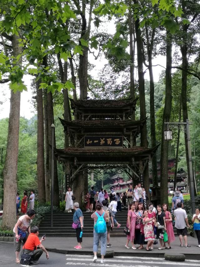 带着93岁老母亲旅行,抬着90多岁的老母亲上山旅游