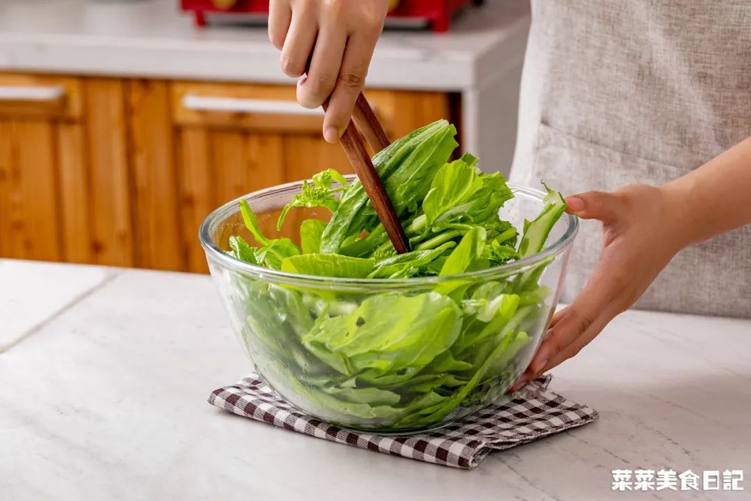 上班族午饭微波炉加热,微波炉解决一日三餐