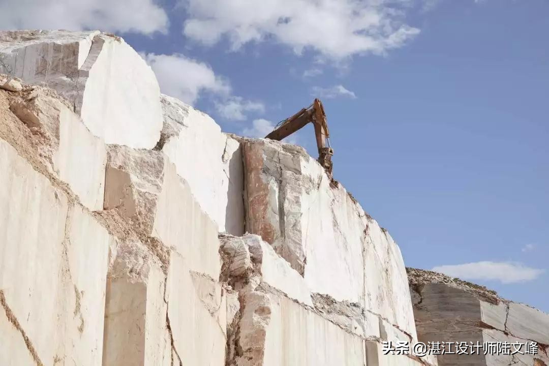 大理石瓷砖永不过时的地砖颜色,有大理石纹的浅灰色瓷砖