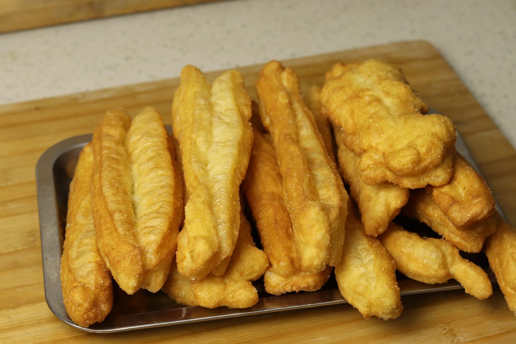 在家炸油条健康又美味放心吃,怎样炸油条才酥脆不用泡打粉