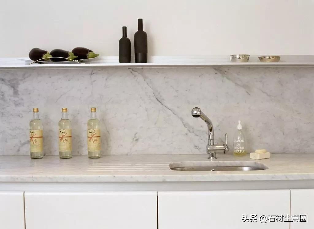 岩板选择卡拉拉塔白还是鱼肚白,卡拉拉白通体大理石