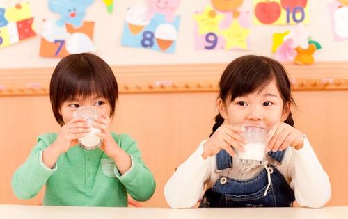 一对双胞胎兄弟每天喝豆浆,双胞胎姐妹喝牛奶和喝豆浆