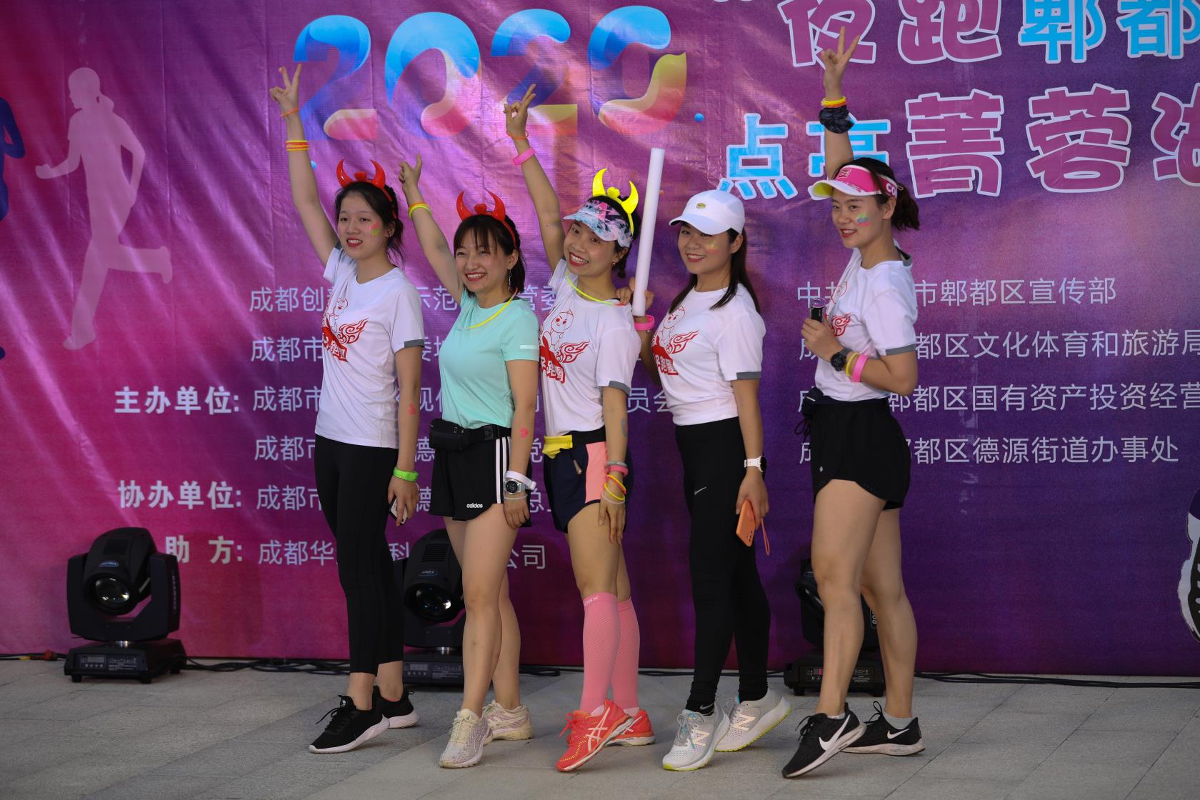 荧光夜跑点亮上海夜生活,炫彩霓虹荧光夜跑点亮五棵松