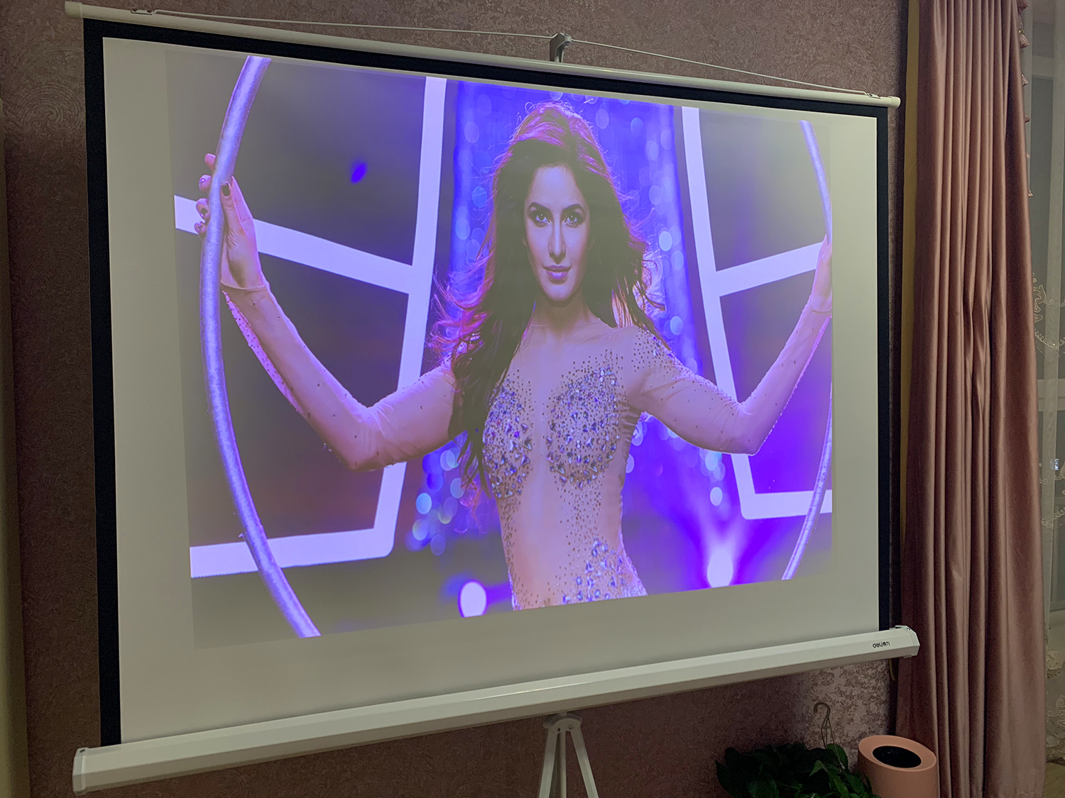 坚果j9智能投影,坚果J9投影仪