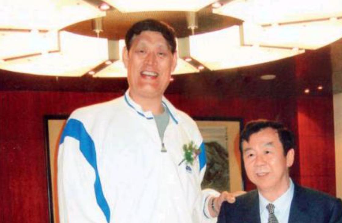 穆铁柱葬礼现场,郑海霞穆铁柱巨人症