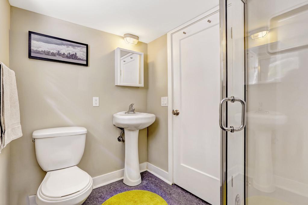 卫生间门玻璃用什么材质的好,厨房卫生间门用什么材质好