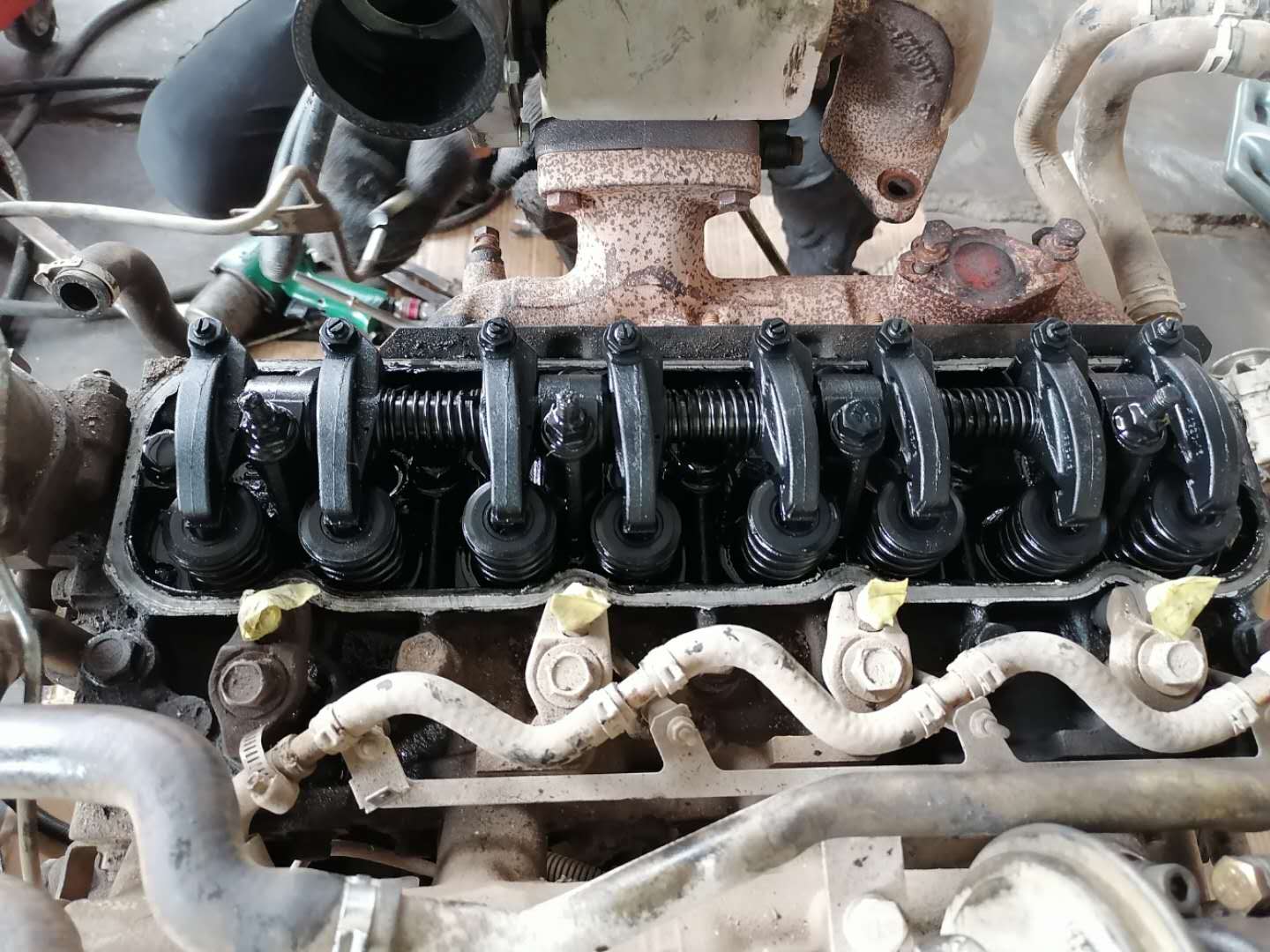 才跑4万公里货车烧机油怎么回事,发动机烧机油活塞发黑