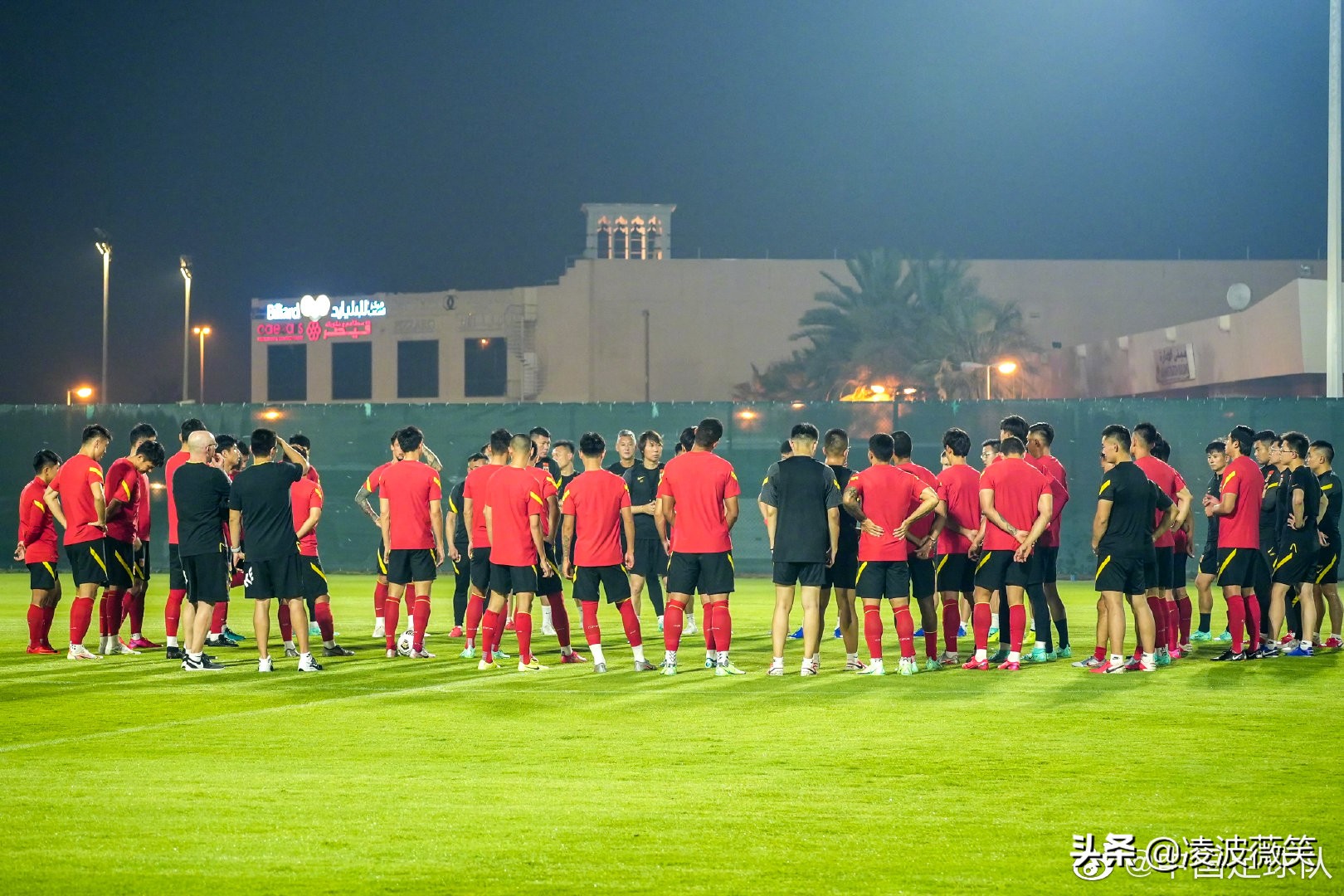 国足沙迦场地首训：蒋光太吴曦汗涔涔，王大雷腰部不适缺席