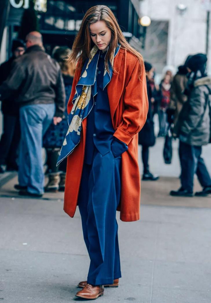 丝巾春天的系法大全慢动作,春天戴丝巾旅行穿搭