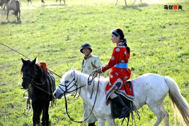 布里亚特牧民骑马摄影作品,草原蒙古族服饰摄影