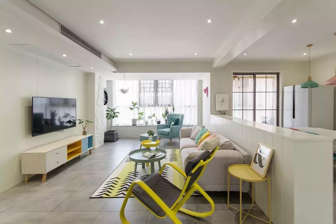 家具摆放风水：沙发不靠墙这样放，有靠山又实用