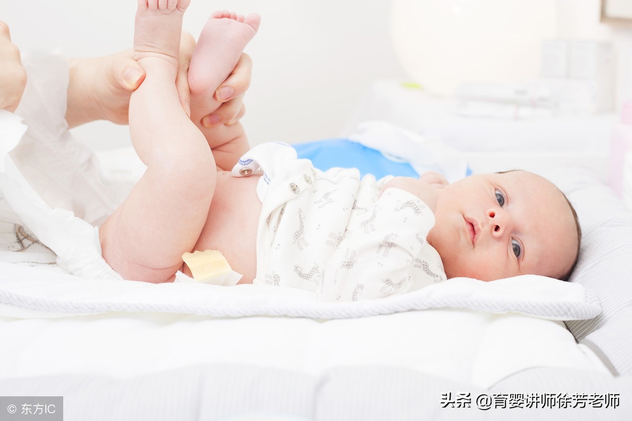 母乳喂养的宝宝，便便是绿色的，咋回事？