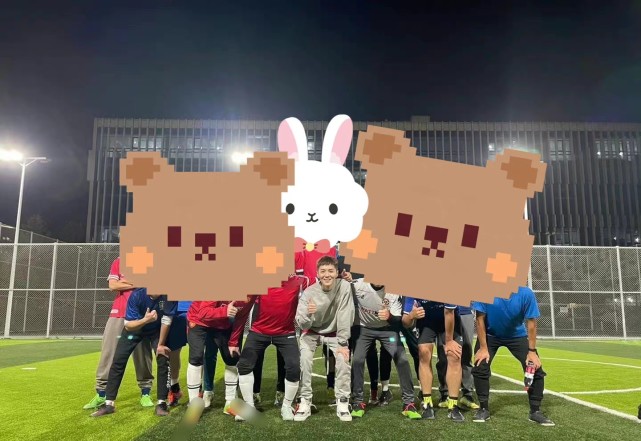 路人晒与鹿晗踢足球合照,鹿晗的素颜真实照片直播