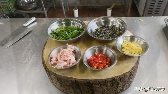 厨师长教做鱿鱼炒韭菜,大厨做美食韭菜炒鸡蛋