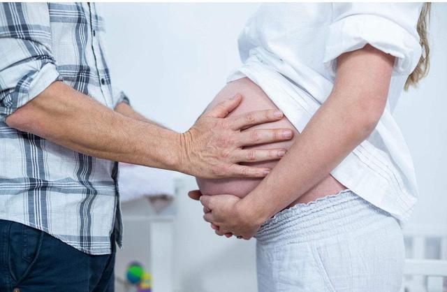 为啥胎动时爸爸一摸就停,胎动时为什么爸爸一摸就不动了