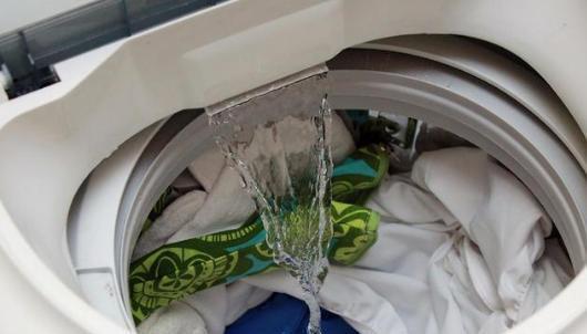 白色衣服顽固污渍去除的最佳方法,小朋友衣服上的污渍洗不掉怎么办