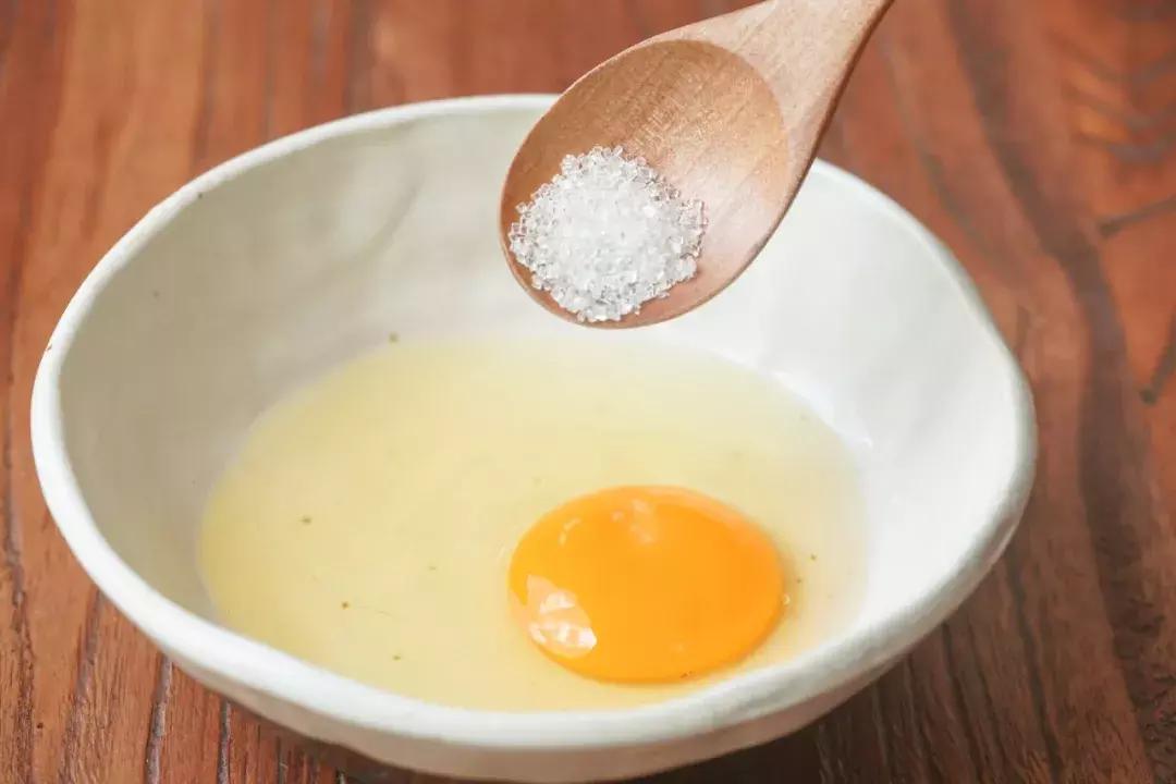 只用纯鸡蛋做出美味的鸡蛋布丁,鸡蛋牛奶布丁做法小视频