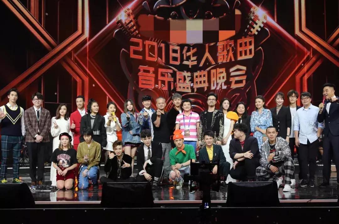 周杰伦和蔡徐坤谁得了金曲奖,蔡徐坤在周杰伦面前拿奖