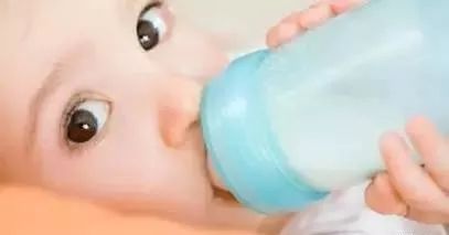 奶粉里面有颗粒还能溶解吗,奶粉冲泡结块有小颗粒是怎么回事