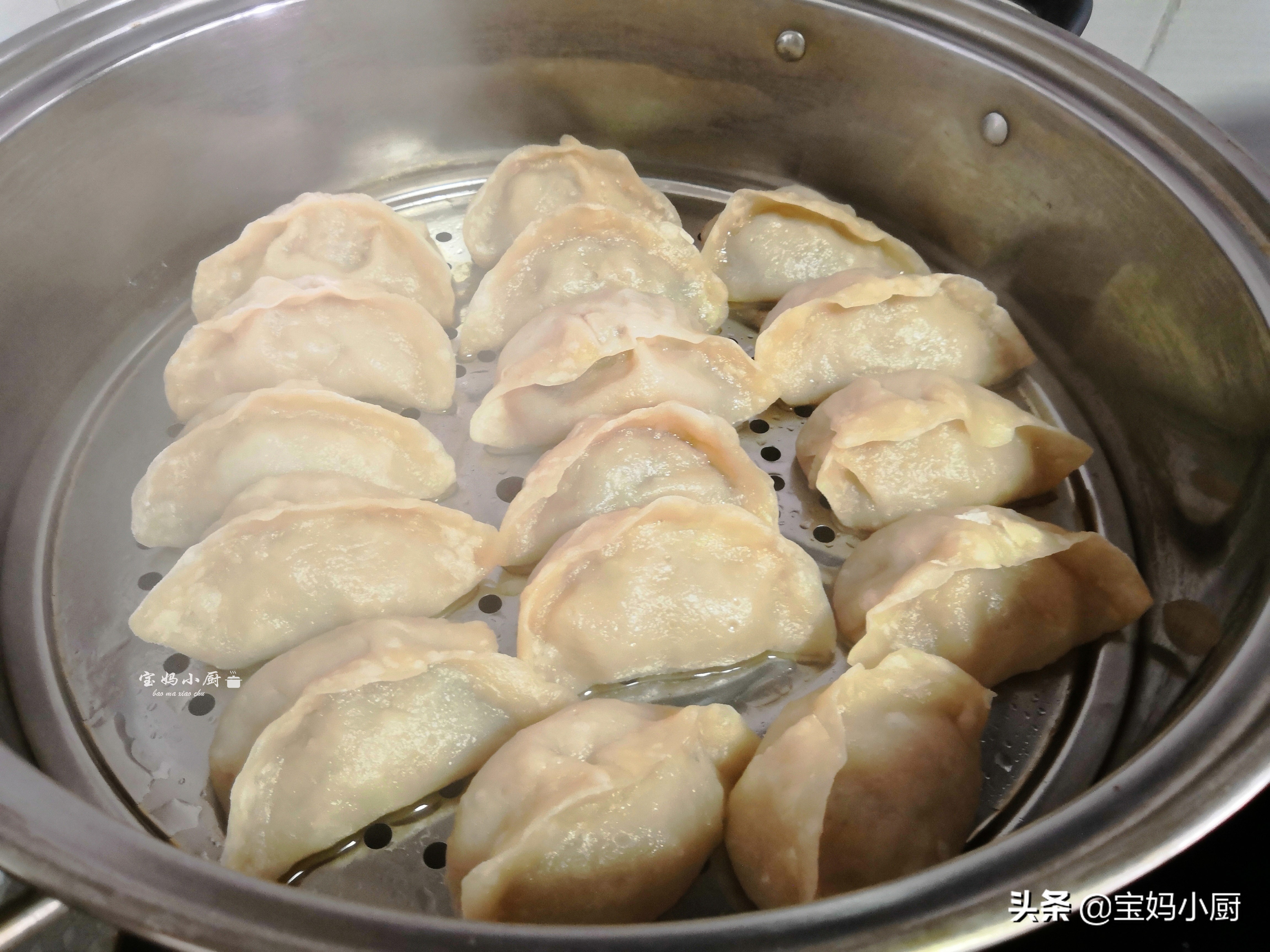 早餐就爱吃蒸饺，比包子省事，软乎乎，一咬直冒汁，放一天都不硬