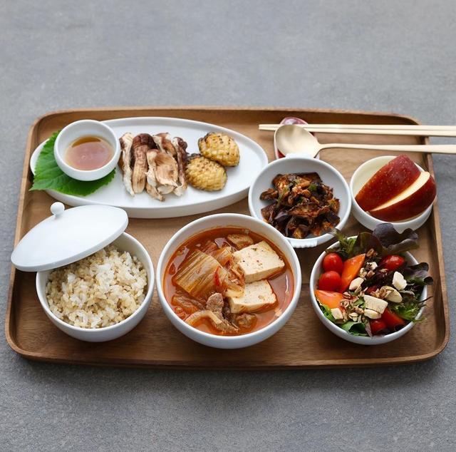 韩国有钱人的一日三餐,韩国普通人家的一餐饭