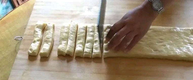 快速家庭炸油条的做法和配方,自己在家炸油条的做法和配方