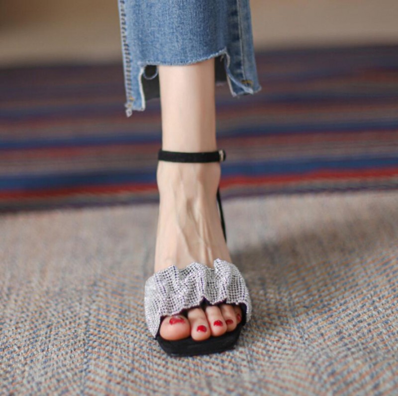 穿高跟鞋后跟下滑怎么办,如何解决穿高跟鞋容易掉的尴尬