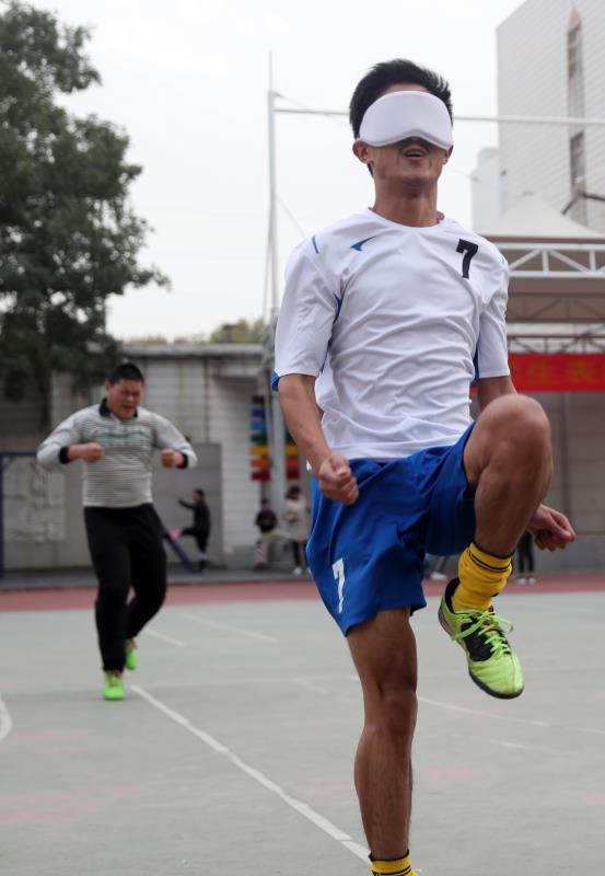 盲人观看足球赛,盲人现场看足球