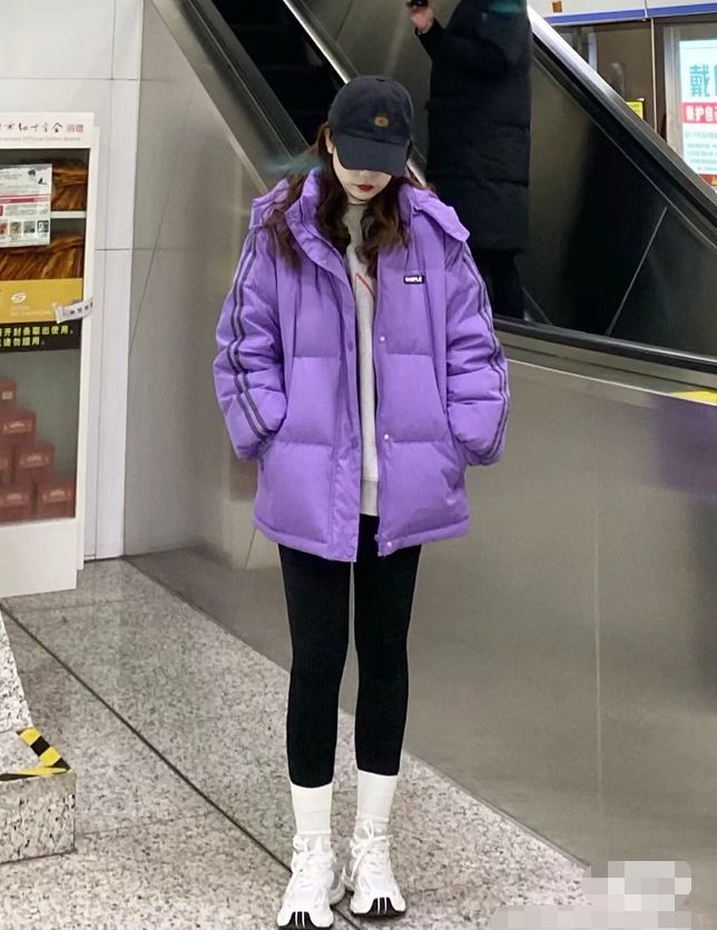 牛仔阔腿裤穿搭冬季羽绒服,阔腿裤冬季搭配短款羽绒服米白色