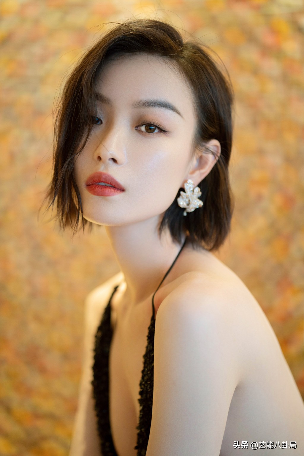 连夜换鞋，抛弃终身代言，明星*制抵**辱华品牌！耐克阿迪股价大跌