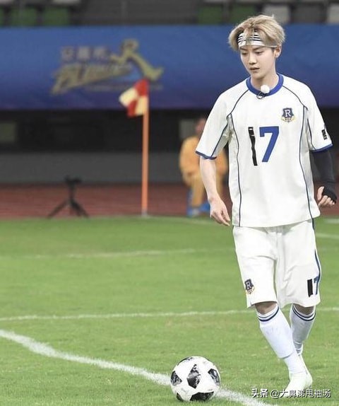 鹿晗偶遇少年踢足球忍不住加入,网友偶遇鹿晗踢球