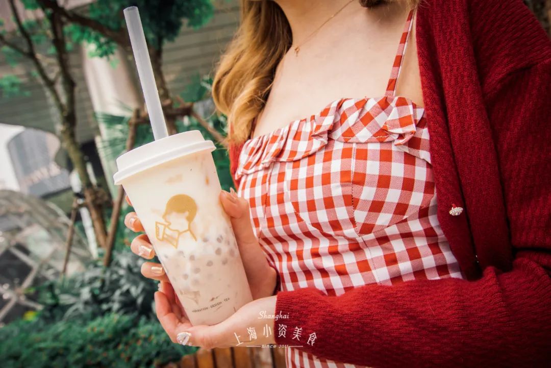 网红饮料喝起来,中药奶茶网红饮品