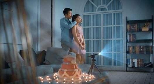 只会用投影办公看电影？看看90后都在如何花式玩转微型投影