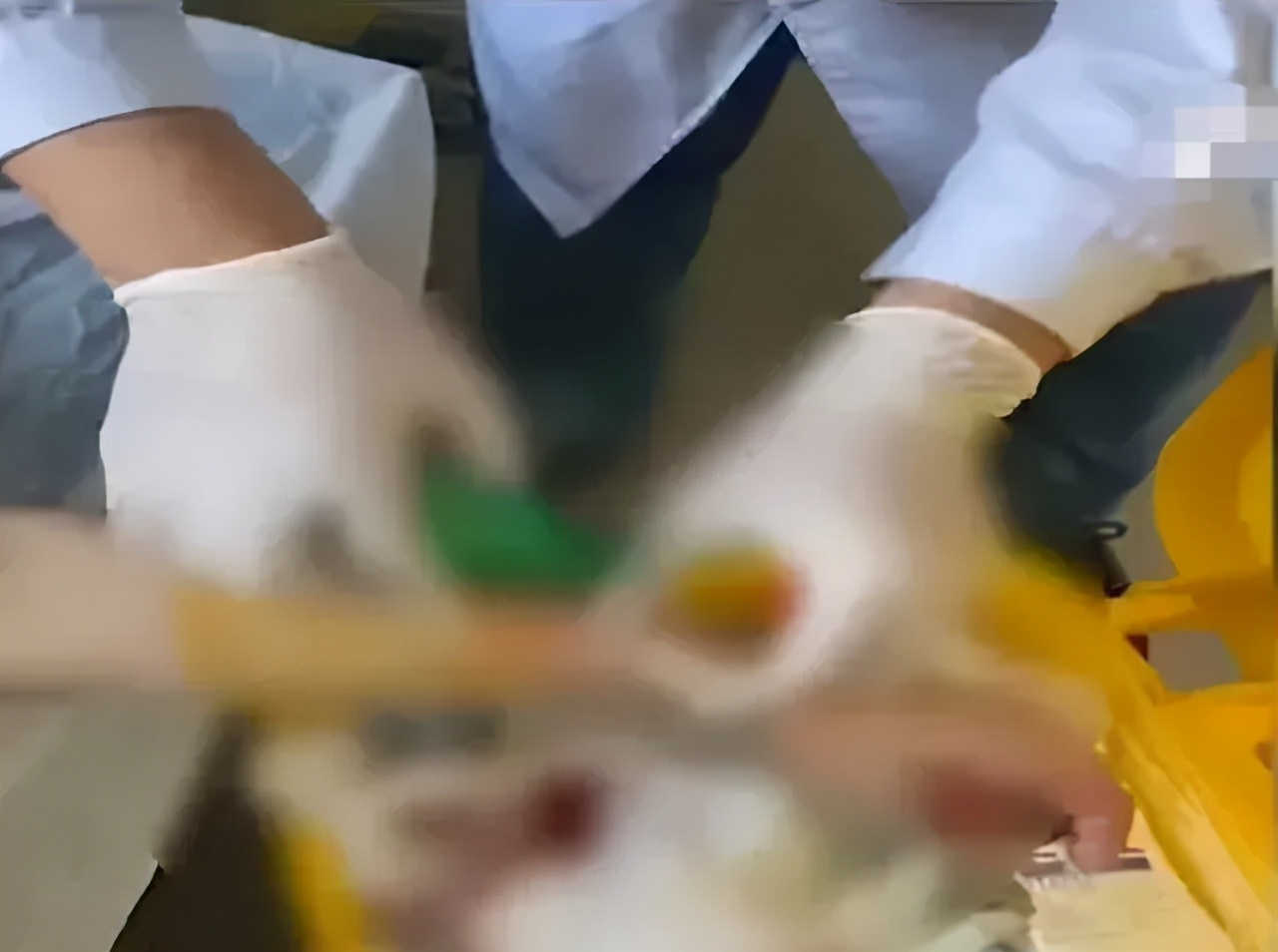 浴室的玻璃门突然爆了,洗澡玻璃门爆裂原因