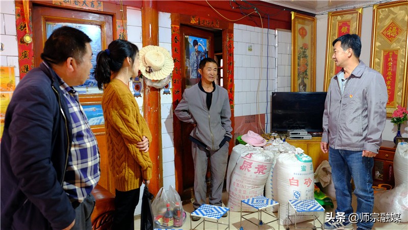 麻栗坡社区居民的贴心人,村民的贴心人原唱