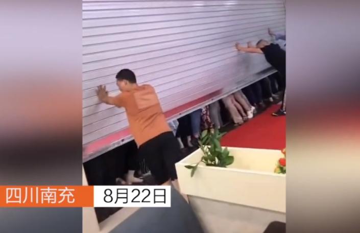 大爷大妈也疯狂！超市打折遭数百人哄抢，卷帘门几乎被挤塌