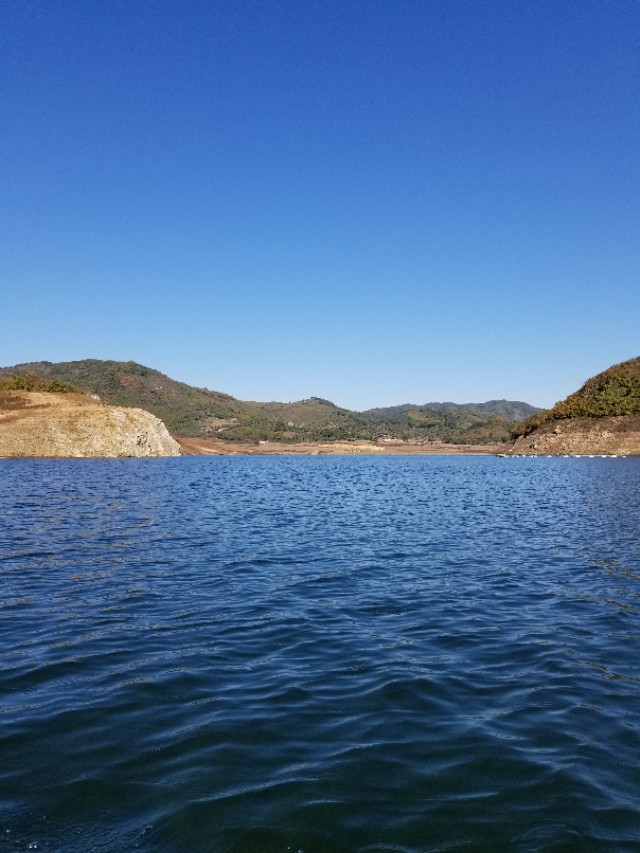 今年鸭绿江水丰湖钓鱼视频,丹东鸭绿江水丰湖