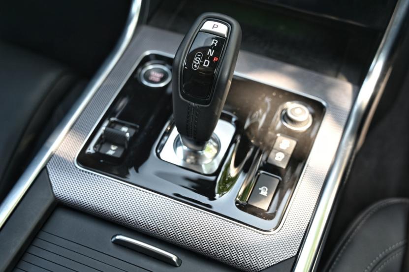 捷豹xel车门英伦气息,20年捷豹xel英伦绿