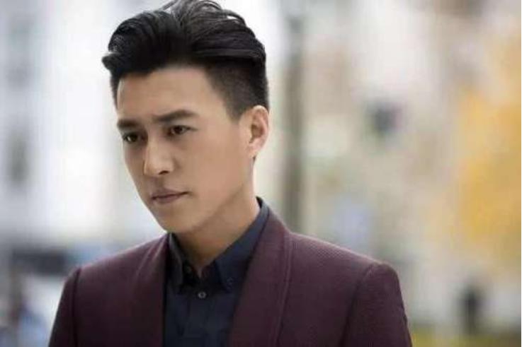 看过靳东的“装”，才知他“德艺双馨”艺术家人设崩得一点都不冤