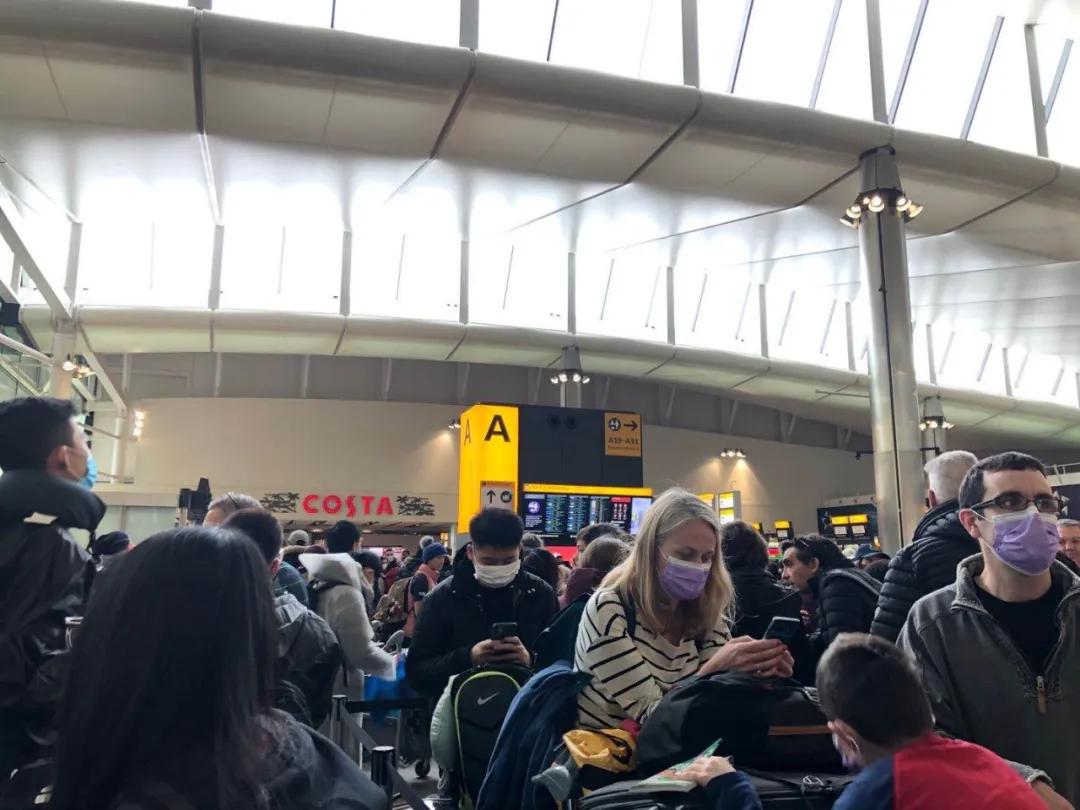 一票难求：为了能回国，她买了5张机票|对话留英中国留学生