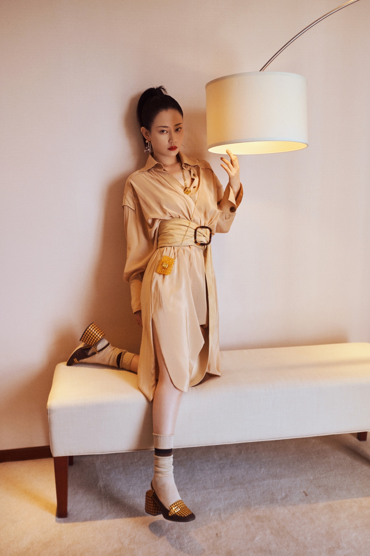 谭卓黑色连衣裙写真,谭卓黑色丝绒抹胸长裙