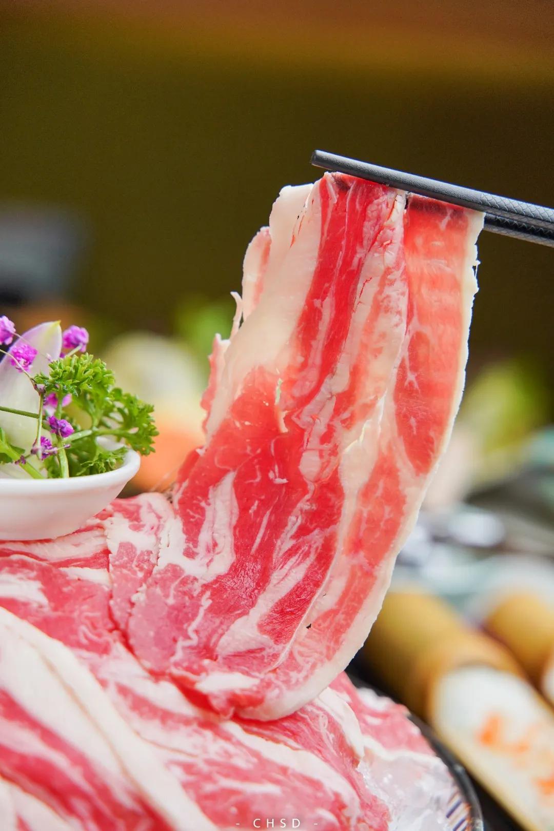 椰椰椰！这家人气椰子鸡专门店，光是汤底就喝饱了