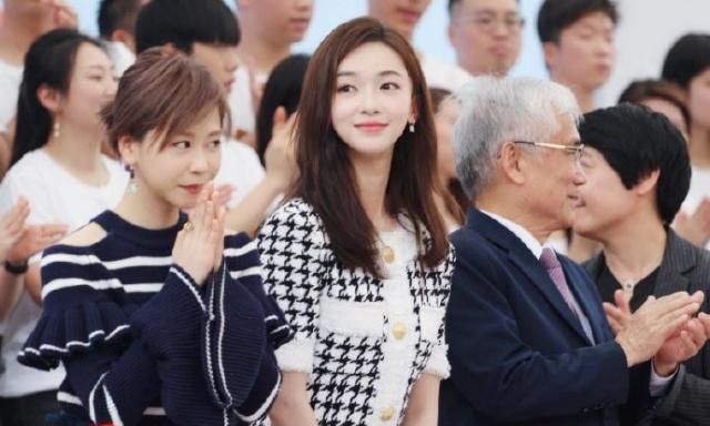 吴谨言黑色拼色礼服搭配齐耳短发,吴谨言时尚简约着装时髦个性