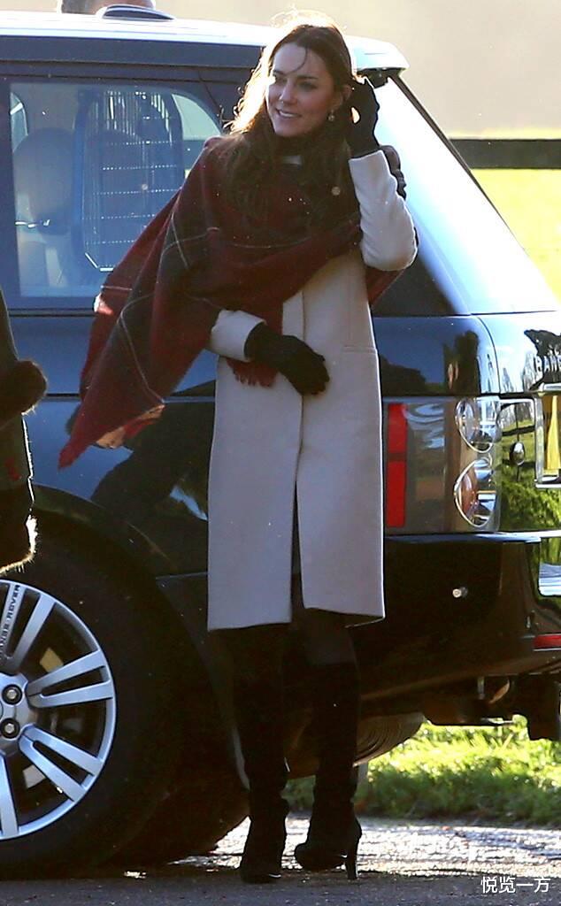 冬季围巾怎么搭配才保暖又时髦,凯特王妃系红色波点围巾