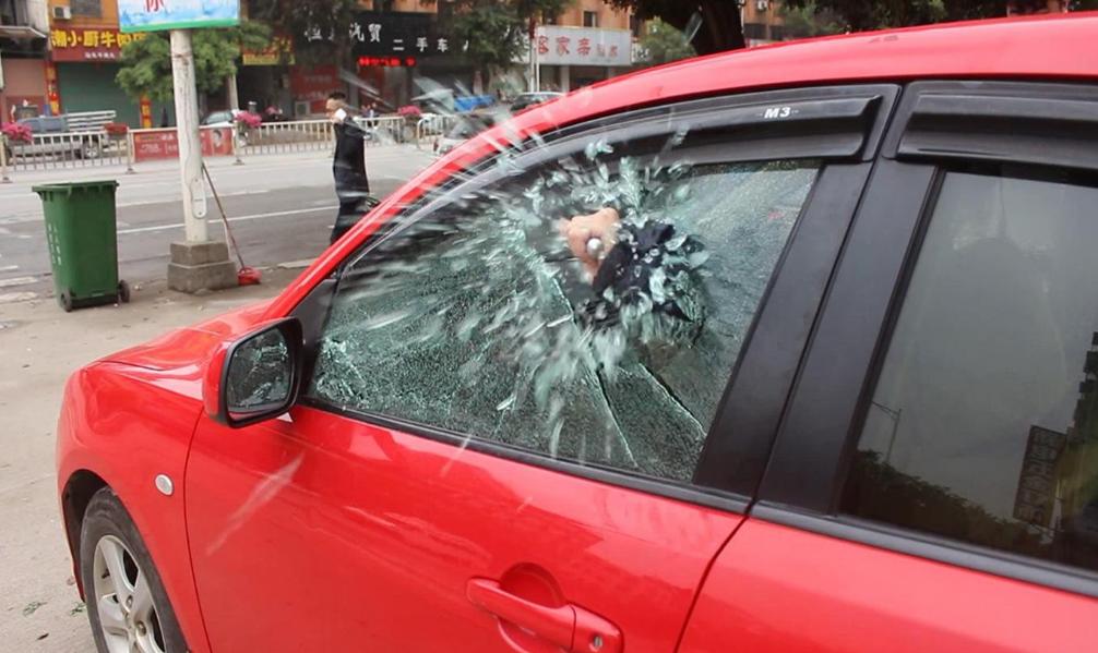 汽车掉水里车门打不开怎么自救,车辆进去水中车门为什么打不开