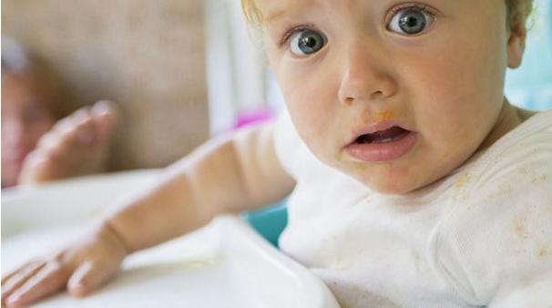 宝宝大便干硬有眼屎怎么办,宝宝眼屎多且黄拉屎困难