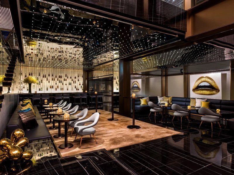 住进这座香港潮牌酒店，像是完成了一趟艺术旅行