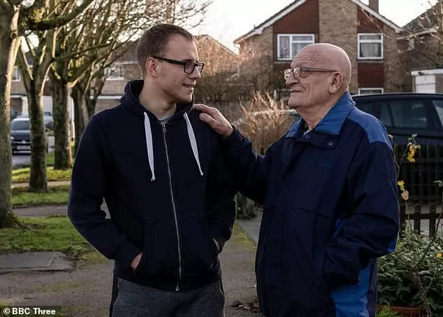 22岁女孩遭教练虐待,足球教练虐待儿童